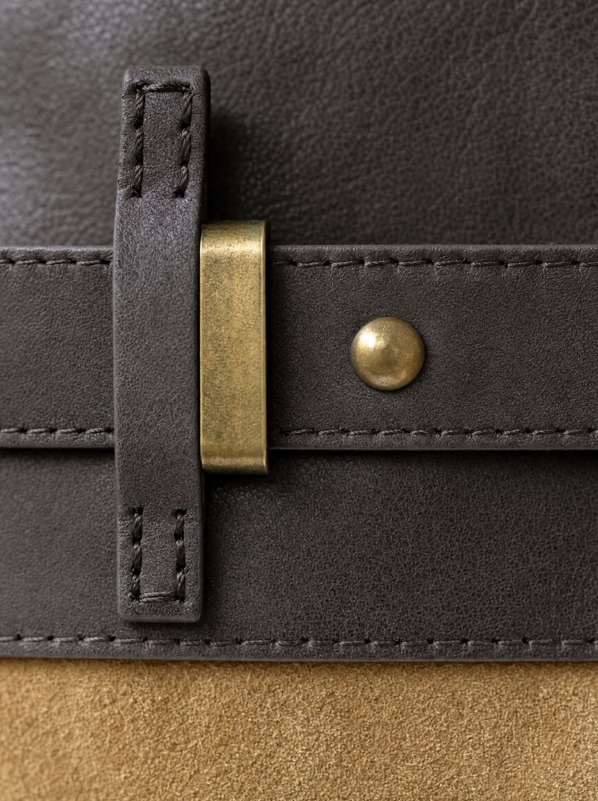 Sac à main Tote en Suède Juliette de Danoir Paris, détail du design avec finition en suède beige et poignées en cuir.