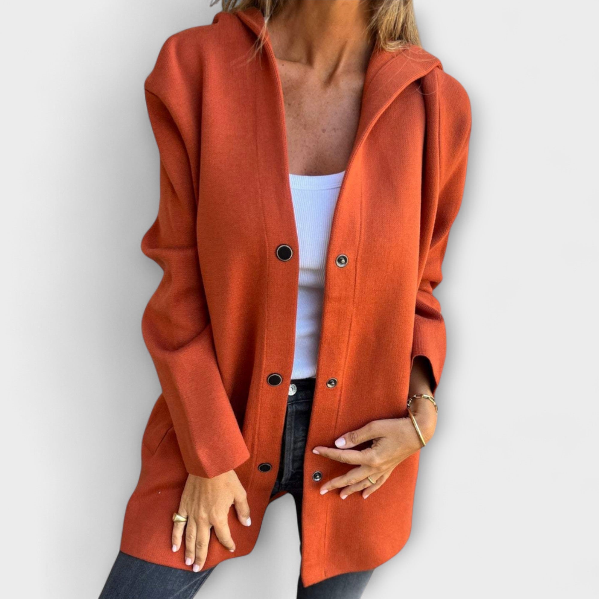 Veste élégante pour femme Danoir Paris, coupe chic, en tissu noir, avec boutons et col structuré, portée sur un mannequin.