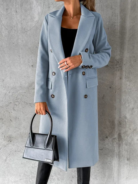 Manteau intemporel Jolie de Danoir Paris, coupe élégante et classique, en tissu doux et chaud, porté sur un mannequin.