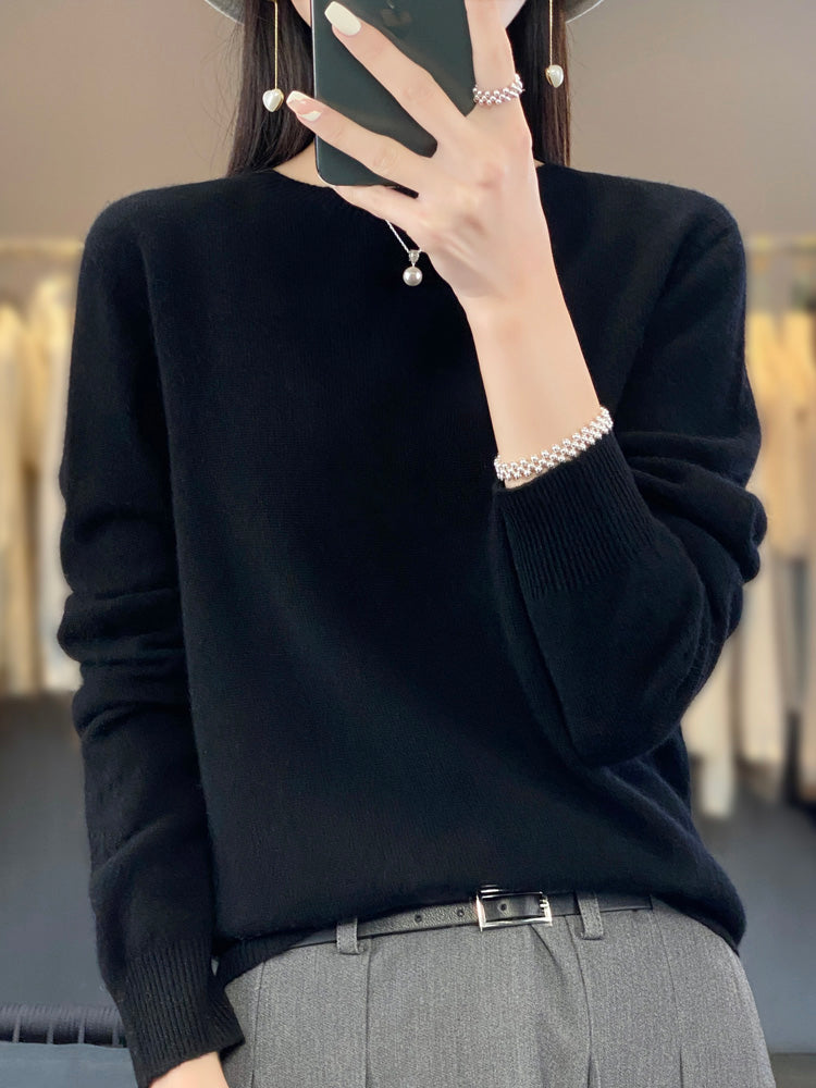 Pull en coton confortable Anette de Danoir Paris, doux et ajusté, porté en mode décontracté.
