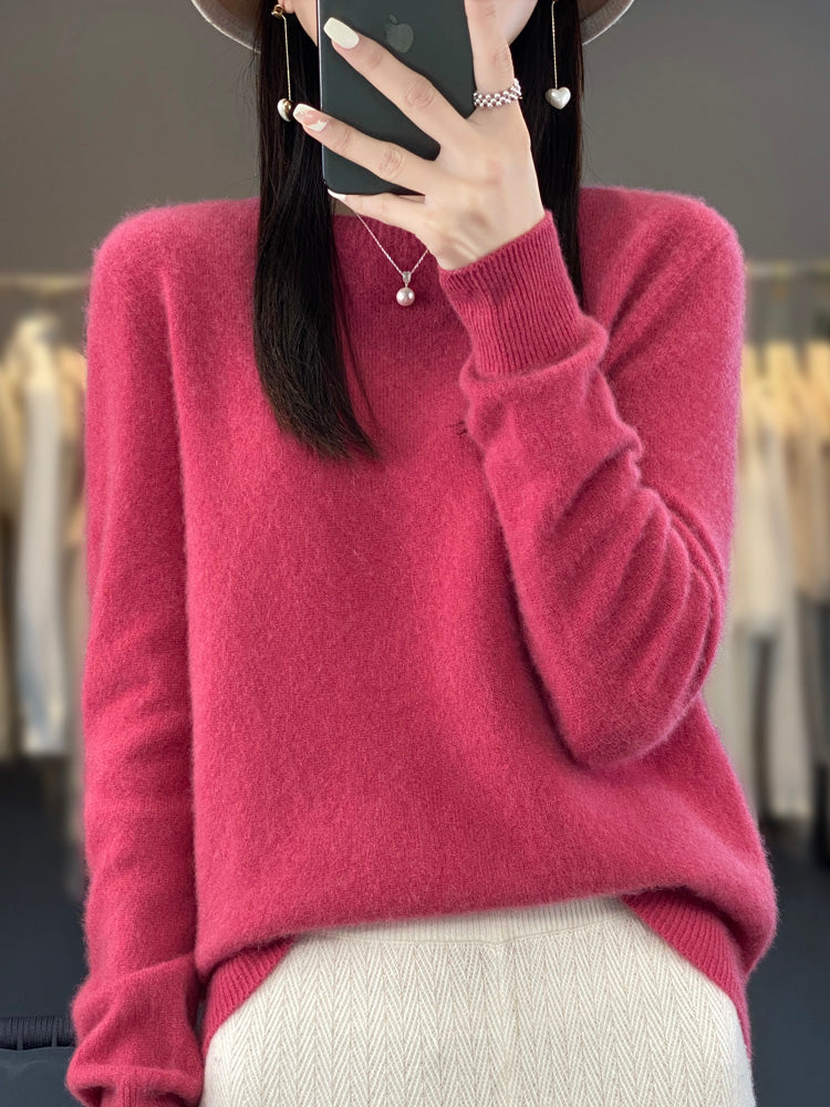 Pull en coton Danoir Paris Anette, vêtement confortable avec col rond et manches longues, porté sur un fond neutre.