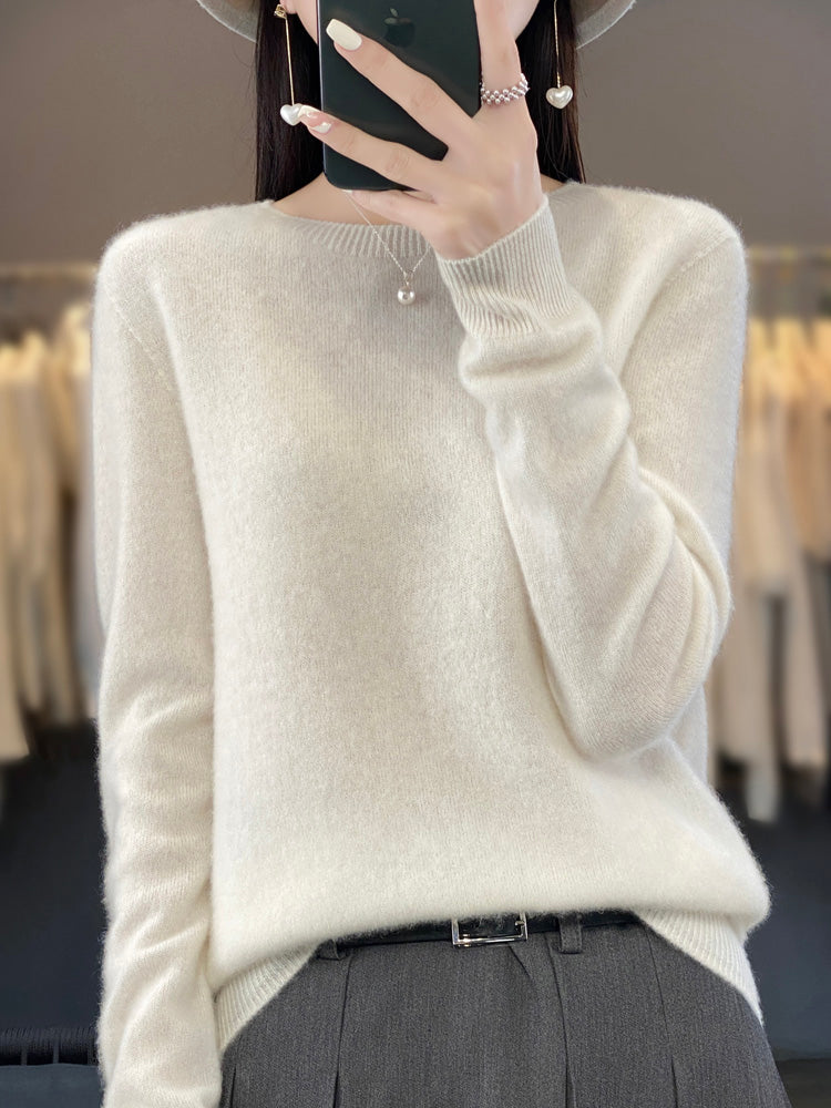 Pull en coton Anette de Danoir Paris, confortable et doux, couleur gris clair, porté sur mannequin avec col rond.