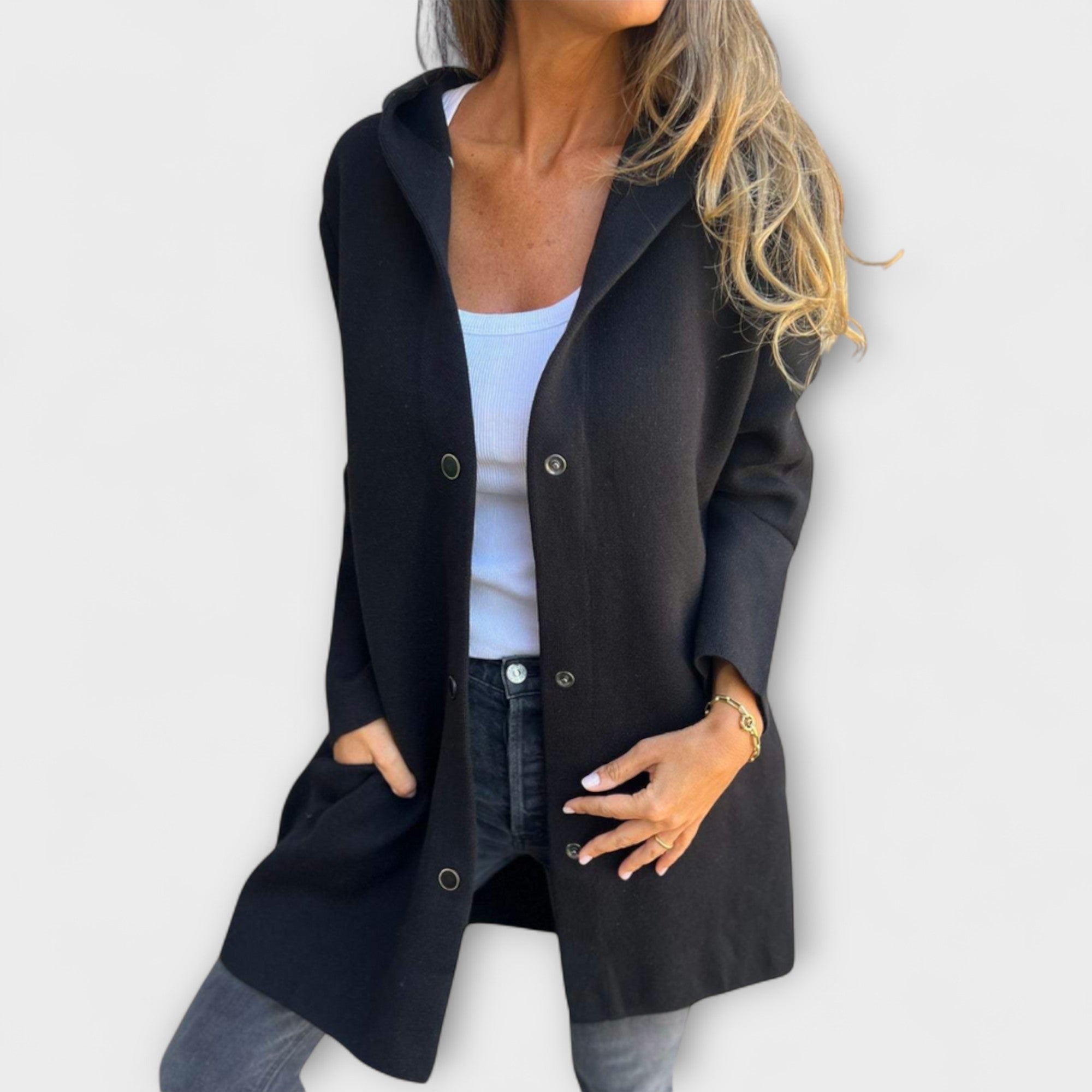 Veste élégante pour femme Danoir Paris, en tissu chic avec fermeture en métal et col droit, portée sur un fond neutre.