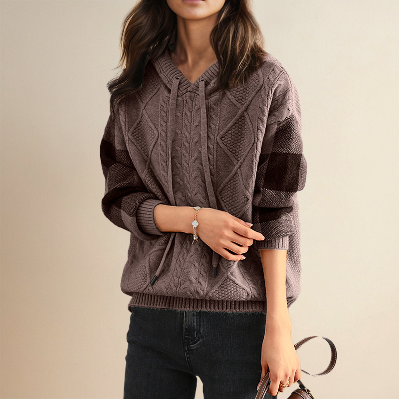 Pull à capuche Emily Danoir Paris, en tresse, avec détails élégants, vu porté sur mannequin dans la collection #1752.