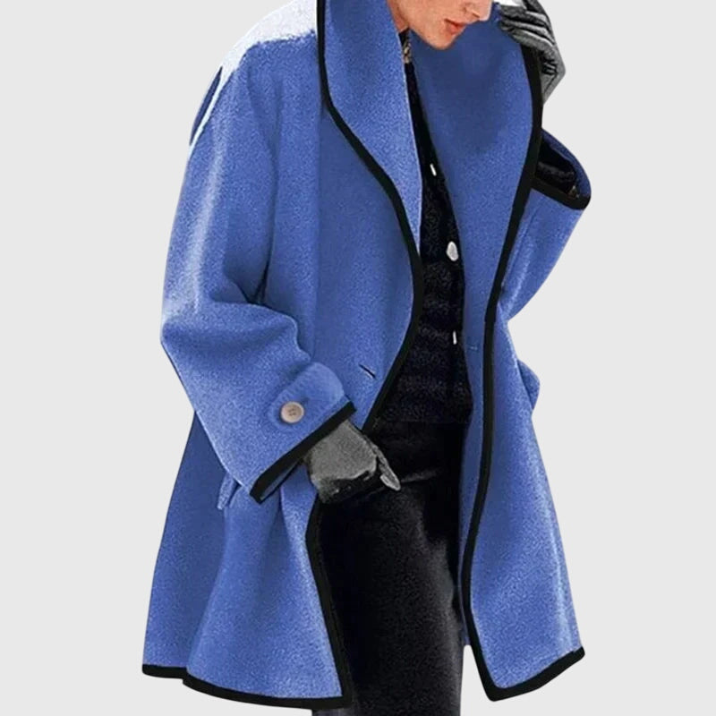 Veste en fleece élégante Maria™ de Danoir Paris, douce et à la mode, portée sur un modèle avec détails visibles.