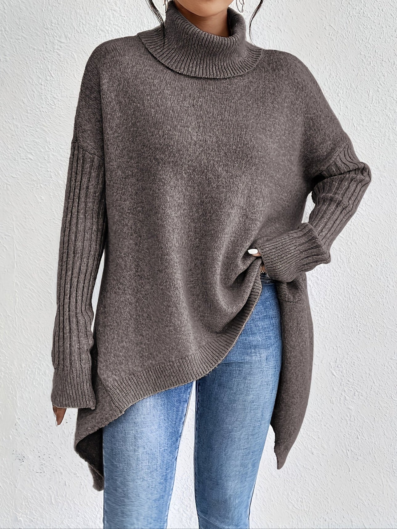 Pull confortable Audrey de Danoir Paris en maille douce, porté sur un mannequin, couleur neutre.