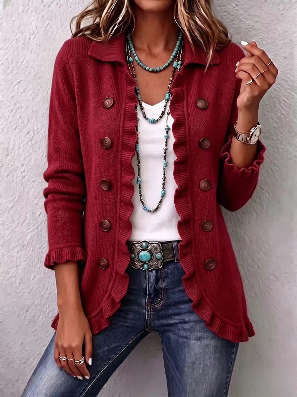 Veste en maille côtelée rouge rubis Danoir Paris avec volants, vue de face, détail de la texture et du design élégant