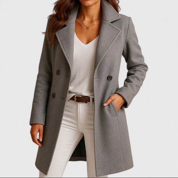 Manteau long élégant pour femmes Danoir Paris, avec boutons, coupe sophistiquée, en tissu chic et raffiné.