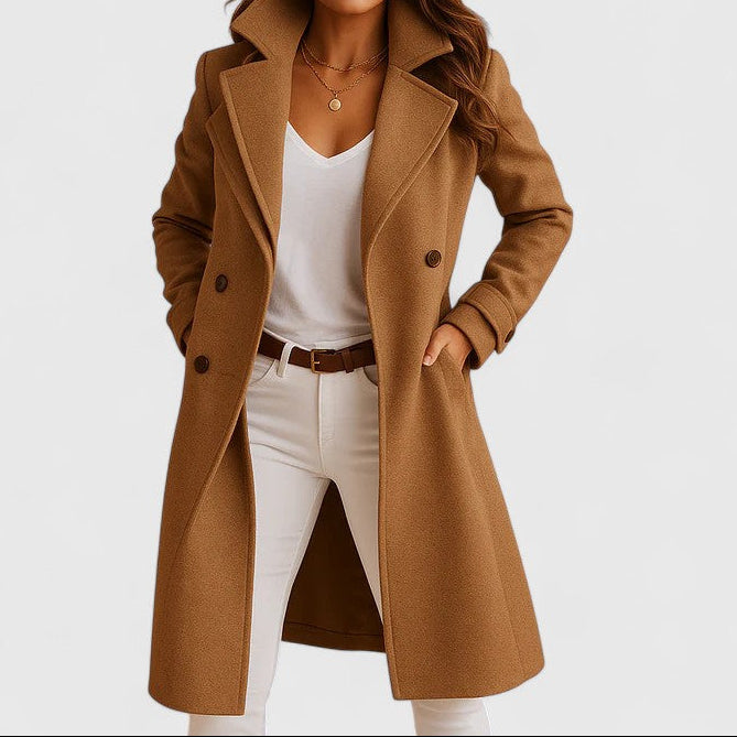 Manteau long élégant pour femmes Danoir Paris avec boutons, finition sophistiquée, porté sur un fond neutre.