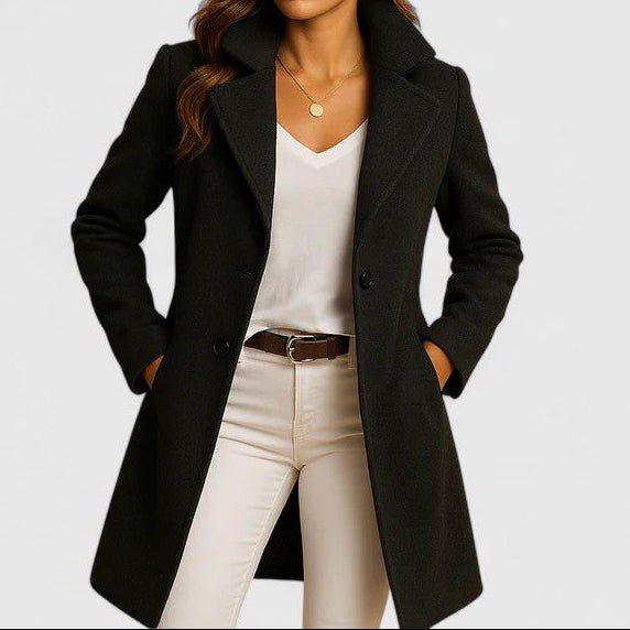 Manteau long élégant pour femmes Danoir Paris avec boutons, design sophistiqué et tissu chic.