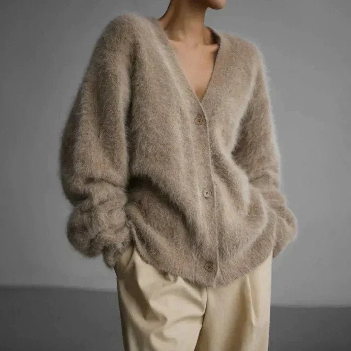 Cardigan pour femmes Danoir Paris Scottie à col en V, coupe décontractée, en tissu doux beige.