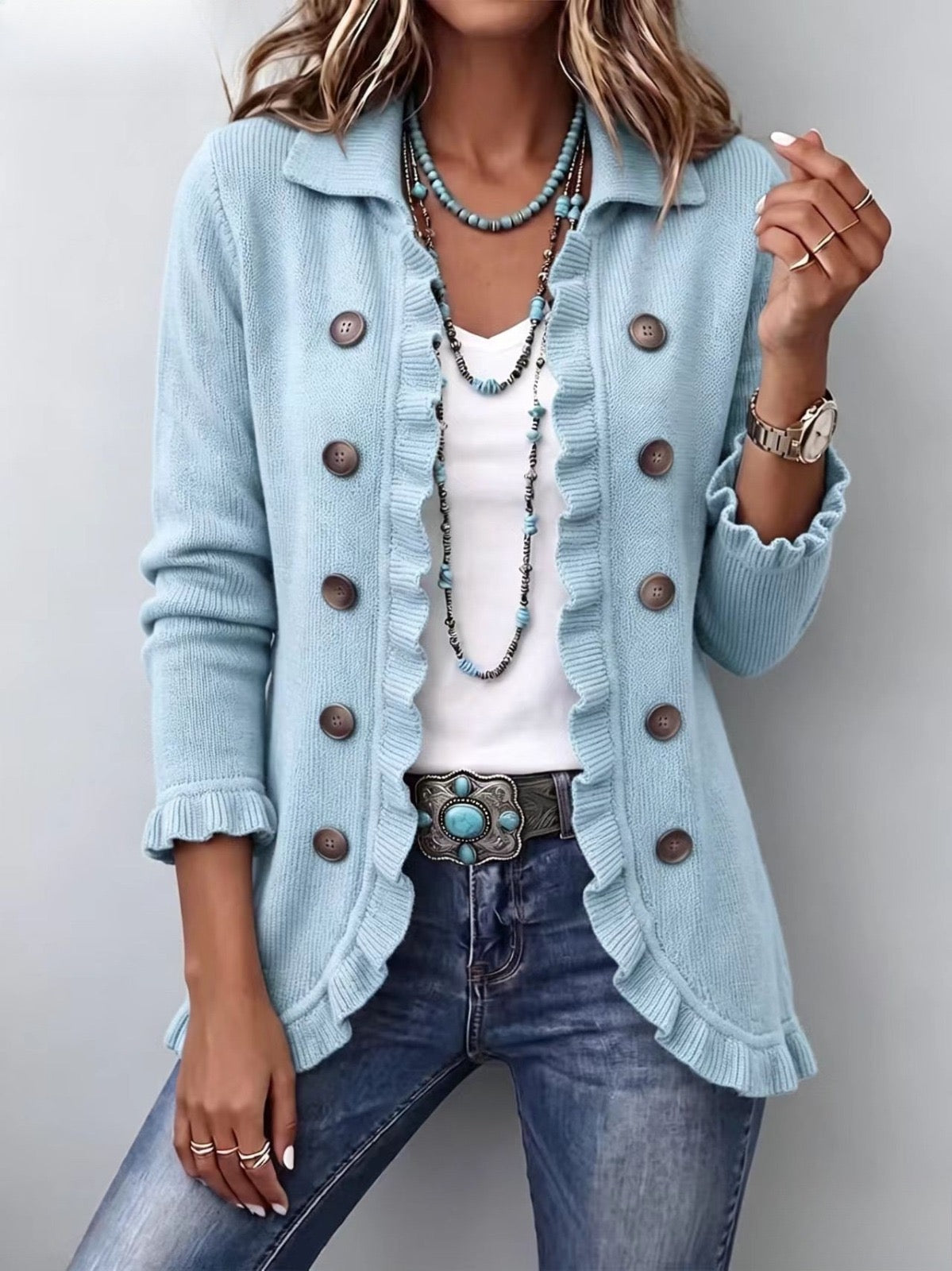 Veste en maille côtelée bleu poudré Perrine avec volants, Danoir Paris, détail doux et élégant, vue frontale.