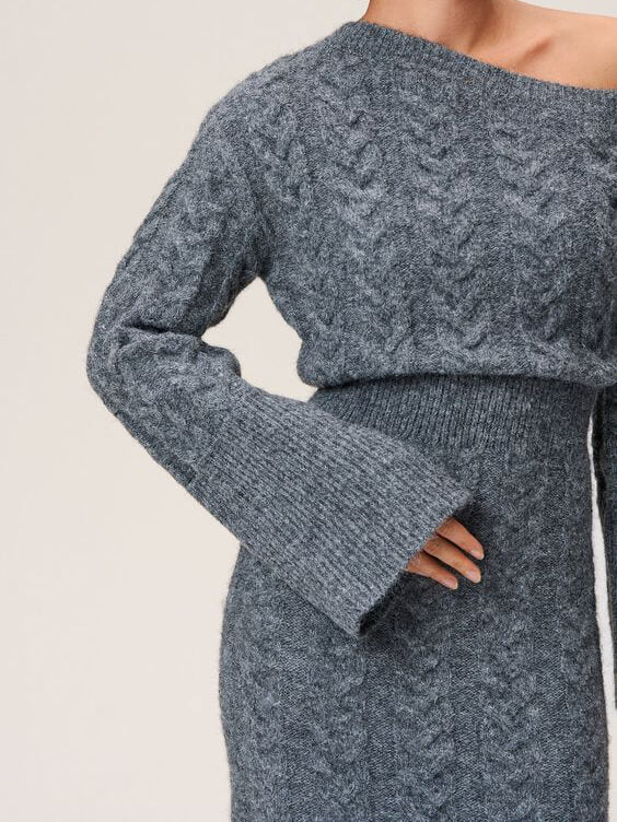 Robe midi grise élégante en tricot, style sophistiqué, conçue par Danoir Paris, portée avec détails visibles.
