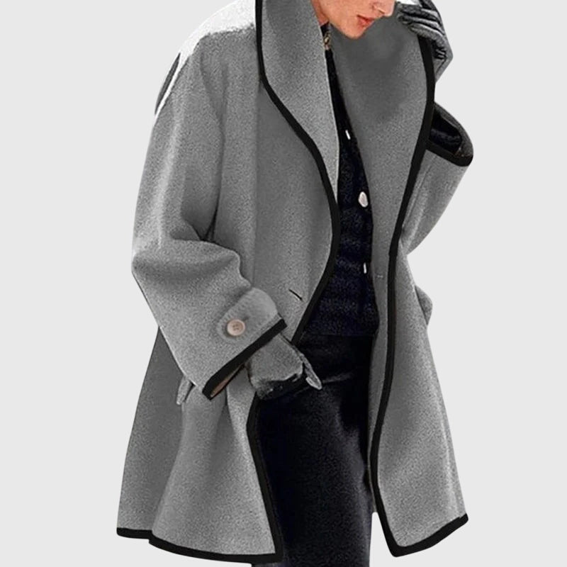 Veste en fleece élégante Maria™ de Danoir Paris, douce, à la mode, avec col montant et poches latérales, portée par une femme.