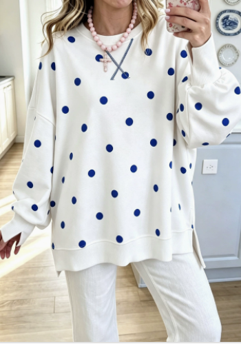 Sweatshirt Danoir Paris jaune soleil et bleu à pois, style chic, avec col rond et manches longues, portée décontractée.