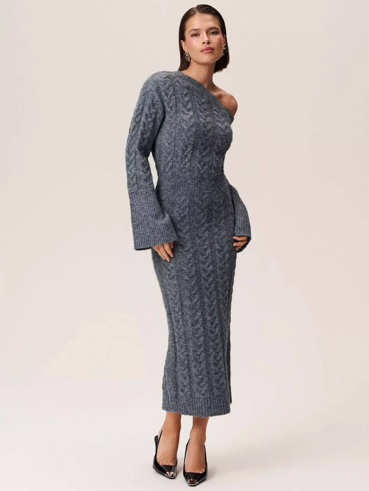 Robe midi grise en tricot élégant de la marque Danoir Paris, portée lors d'un événement de la collection festive 2023.