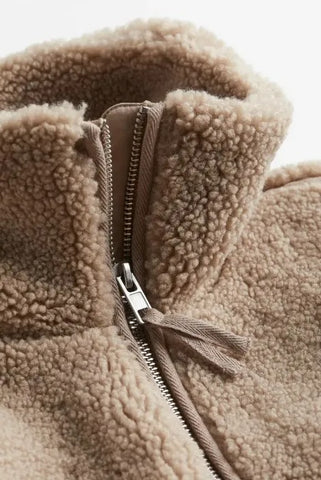 Manteau en Teddy Doux KAJA de Danoir Paris, veste chaude et douce, avec col et poches visibles, style cosy et tendance.