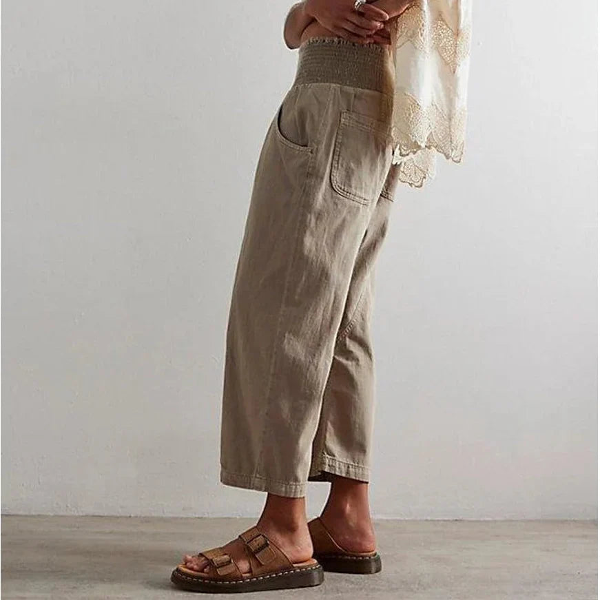 Pantalon Camille Danoir Paris en tissu kaki, style harem avec coupe décontractée et détails modernes visible sur l'image.