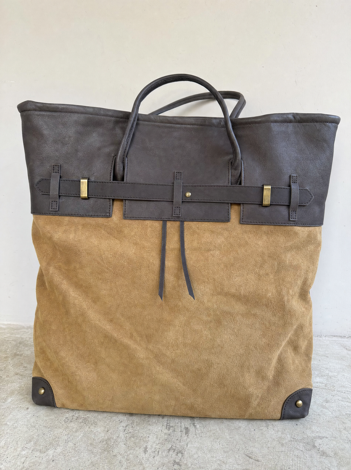 Sac à main Tote en Suède Juliette de Danoir Paris, vue avant, avec poignée en cuir et design élégant en suède beige.