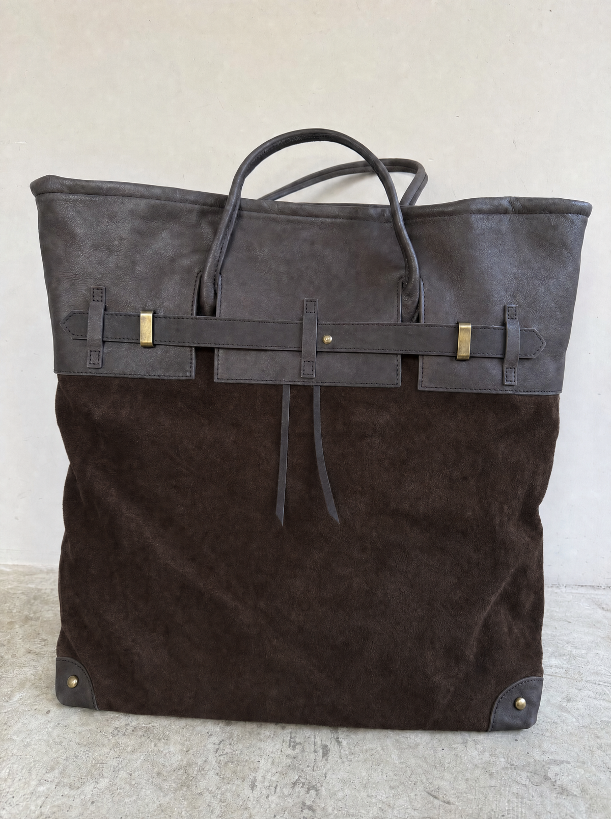Sac tote en suède Juliette de Danoir Paris, vue frontale avec poignées et finition élégante.