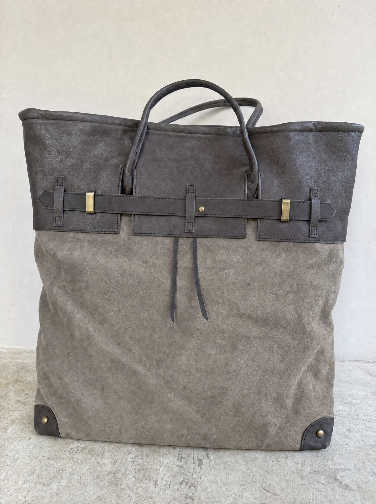 Sac tote en suède Danoir Paris Juliette avec poignées et design élégant, vue de face.