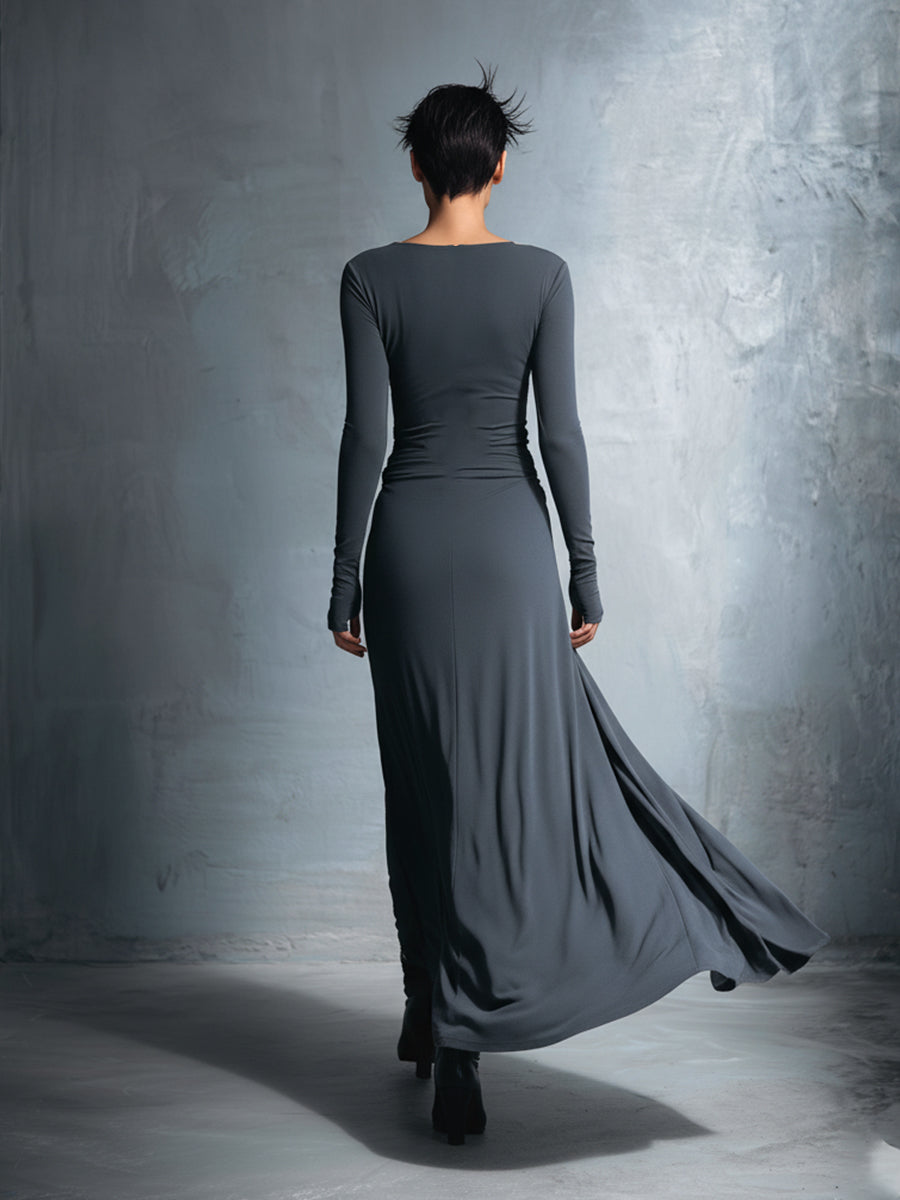 Robe maxi Naomie de Danoir Paris avec nœud latéral, longue robe élégante en tissus fluide, portée avec style.