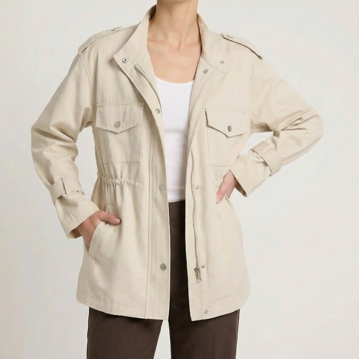 Veste utilitaire d'automne Eleanor de Danoir Paris, coupe décontractée avec poches pratiques, tissu chaud et élégant.