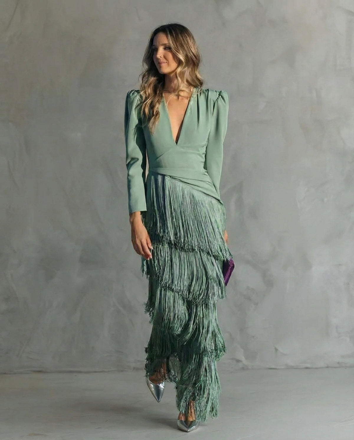 Robe midi femme Chiara de Danoir Paris avec manches à franges, style élégant et tendance, portée en extérieur.
