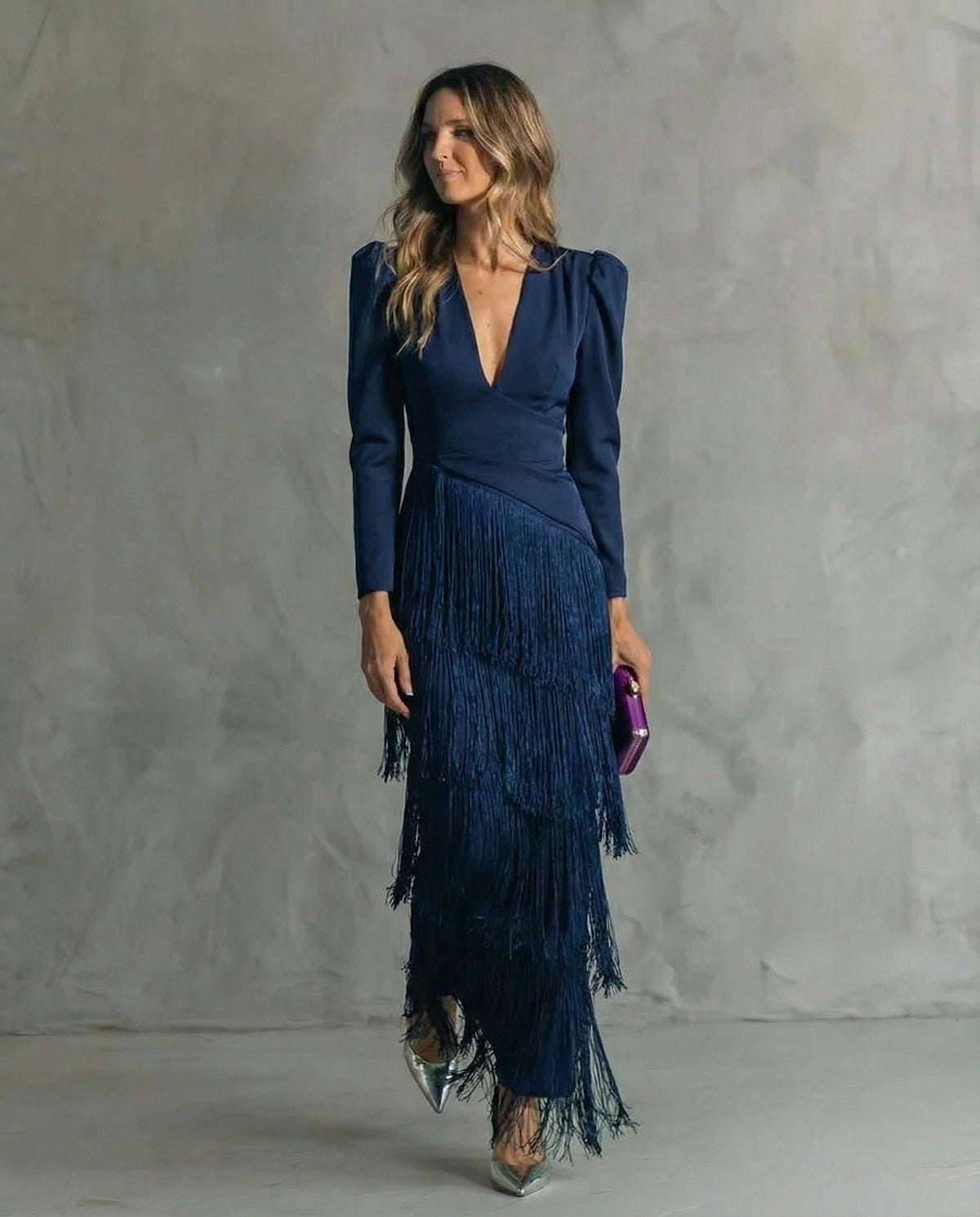 Robe midi femme Chiara avec manches à franges par Danoir Paris, détail élégant et tissu léger visible sur l'image.