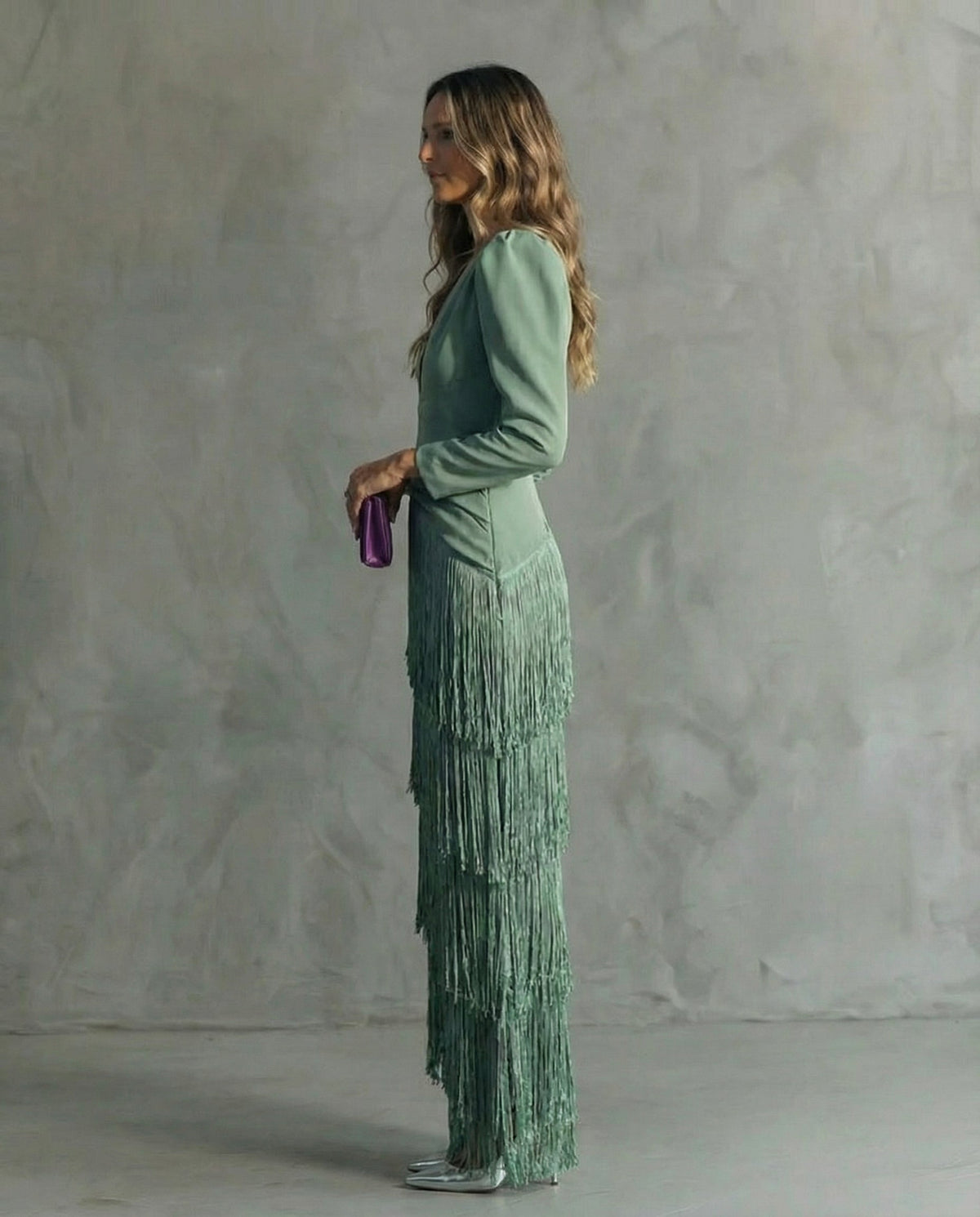 Robe midi femme Chiara de Danoir Paris avec manches à franges, tissu fluide et élégance moderne, vue de face.