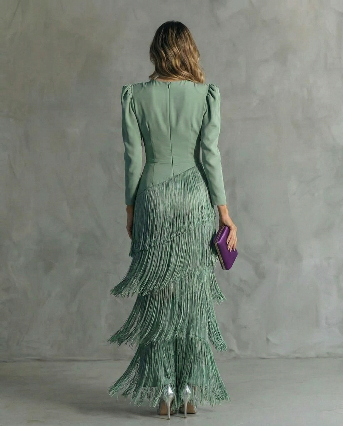 Robe midi pour femme Chiara de Danoir Paris avec manches à franges, style élégant et tendance, image en détail.