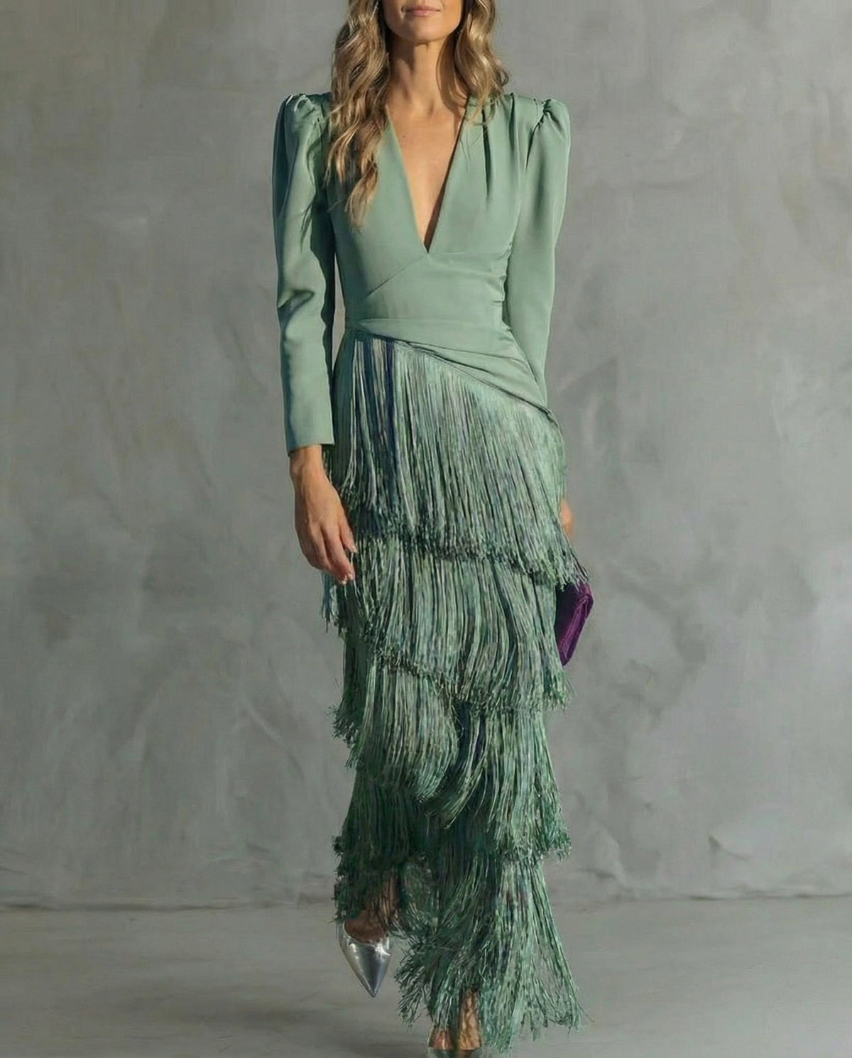 Robe midi femme Chiara de Danoir Paris avec manches à franges, style élégant et fluide, portée sur un fond neutre.