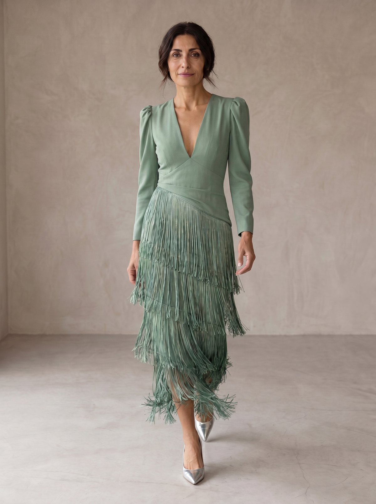 Robe midi femme Chiara de Danoir Paris avec manches à franges, style élégant et tendance, portée sur un mannequin blanc.