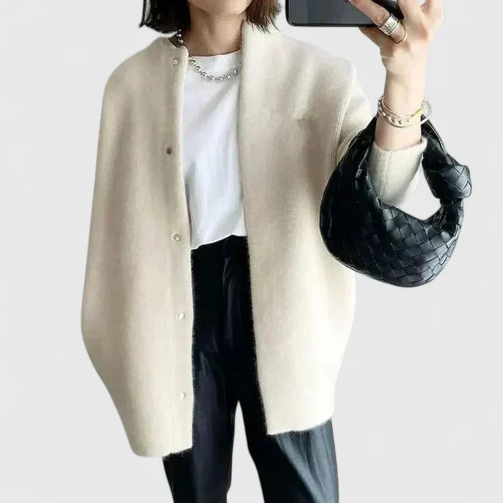 Veste confortable Thalienne de Danoir Paris, cardigan de luxe avec boutons, en tissu doux et élégant, vue en gros plan.