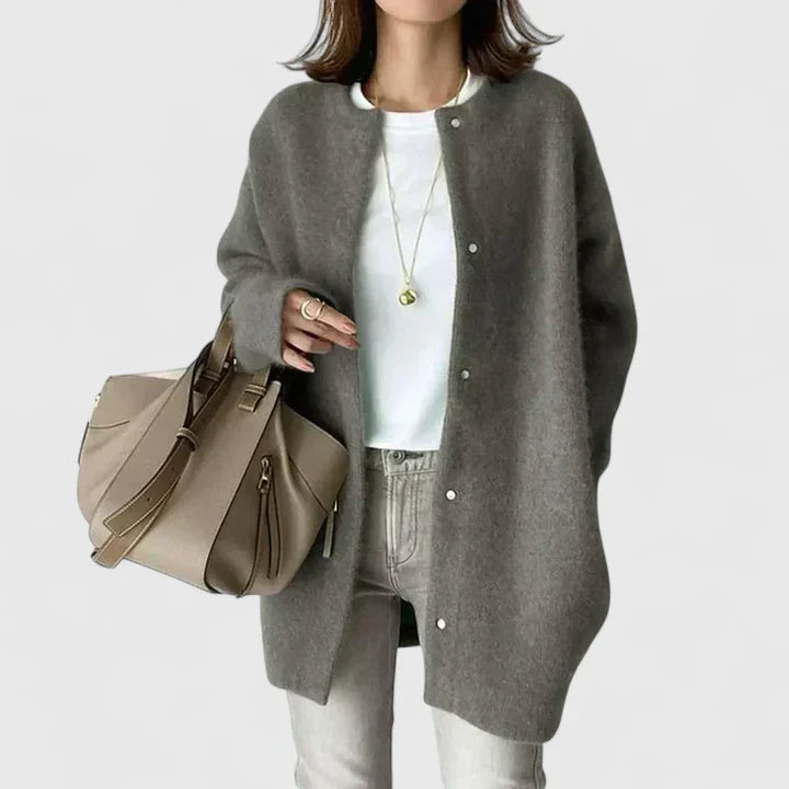 Veste confort Danoir Paris Thalienne en gris foncé avec boutons, style cardigan luxe et décontracté, portée élégante et douce.