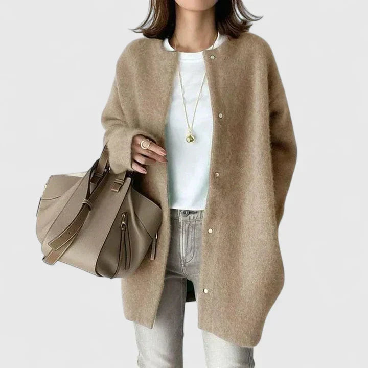 Veste Thalienne Danoir Paris en khaki léger avec boutons, look décontracté et confortable, idéale pour un style élégant.