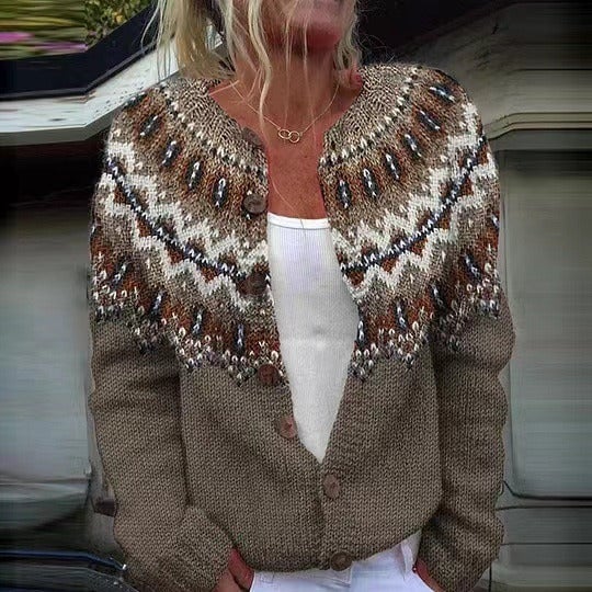 Cardigan SIGRID™ Danoir Paris à motif Fair Isle avec yoke, en laine douce, porté sur un mannequin.