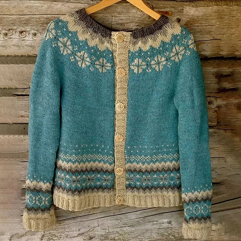 Cardigan LOTTA™ Danoir Paris avec motif flocon de neige, en maille douce et élégante, porté sur un mannequin.