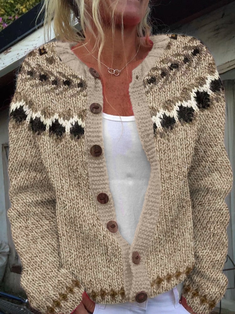 Cardigan pour femme ELIN™ de Danoir Paris avec yoke à motif, en maille douce et confortable, porté ouvert.