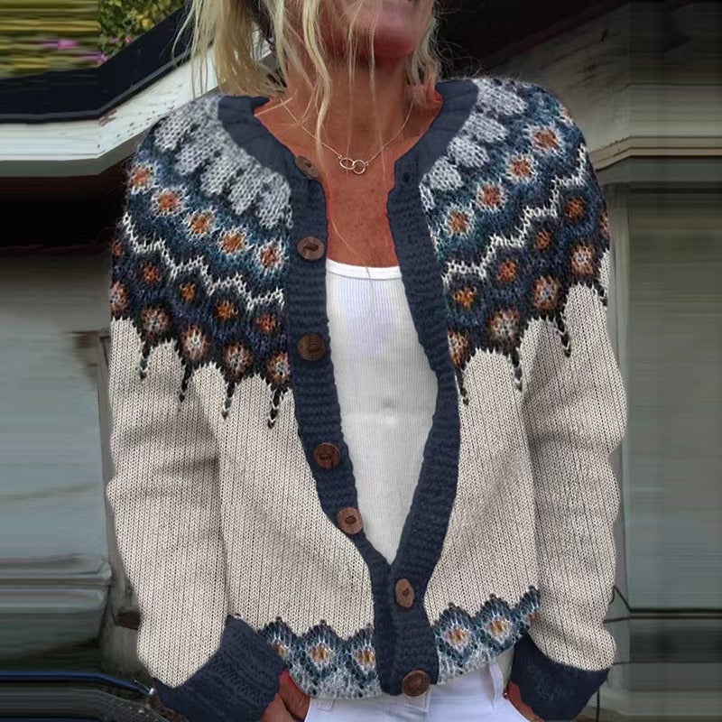 Cardigan Ronja™ à yoke Fair Isle de Danoir Paris avec motifs colorés, manches longues et col en V, porté sur un modèle.
