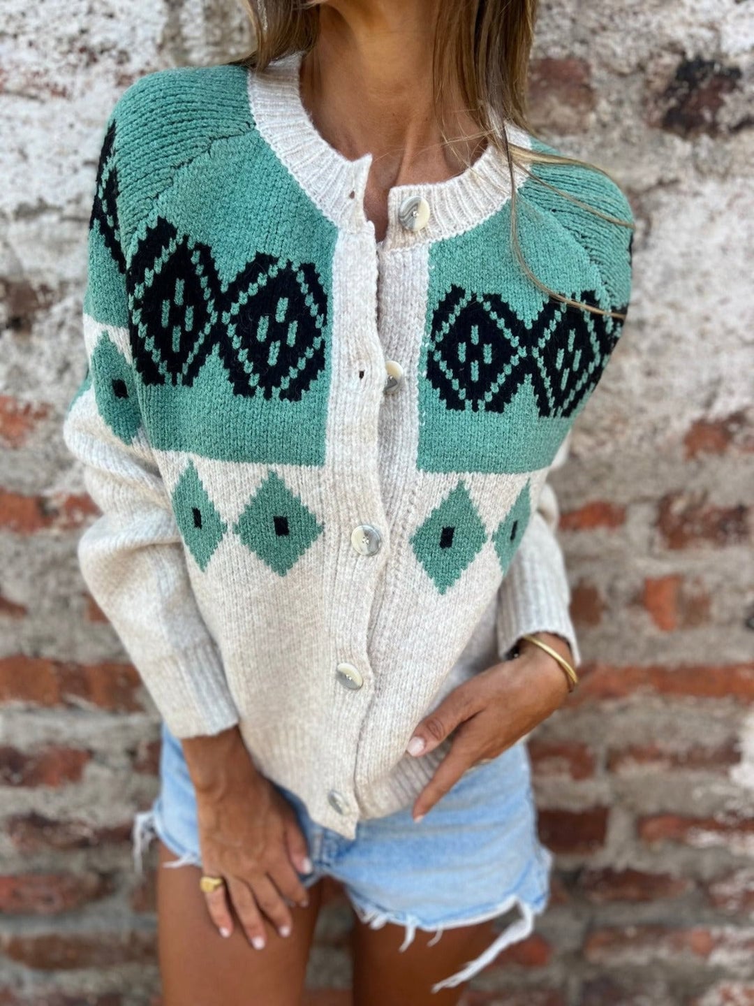Cardigan en tricot diamant SIGNE™ de Danoir Paris, finition douce, couleur neutre, porté sur un mannequin.