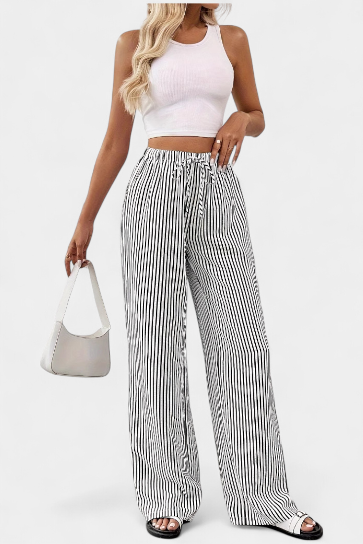 Pantalon Sabrina de Danoir Paris en tissu léger, coupe droite, couleur beige, porté sur un mannequin.