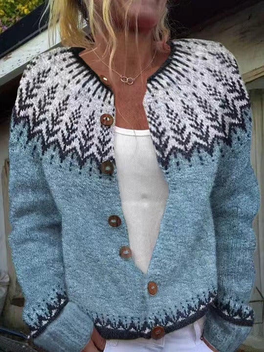Cardigan RAGNA™ Danoir Paris avec motif yoke neige, en laine douce, porté sur un mannequin.