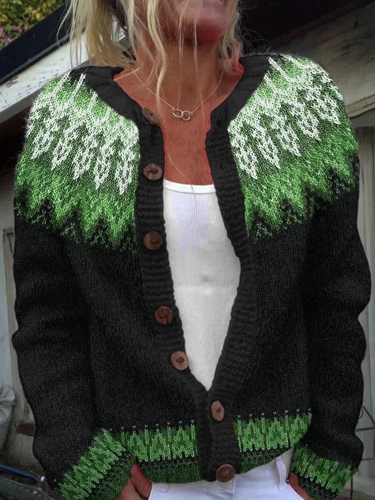 Cardigan Danoir Paris VENDELA™ avec yoke en plumes, couleur neutre, détail élégant et texture douce visible sur l'image.