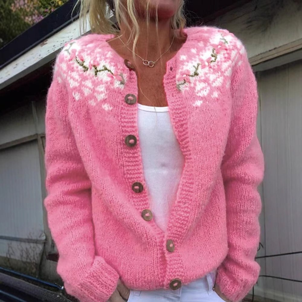 Cardigan Danoir Paris SIRI™ avec yoke floral, en tissu doux, détails élégants et motif floral sur le haut.