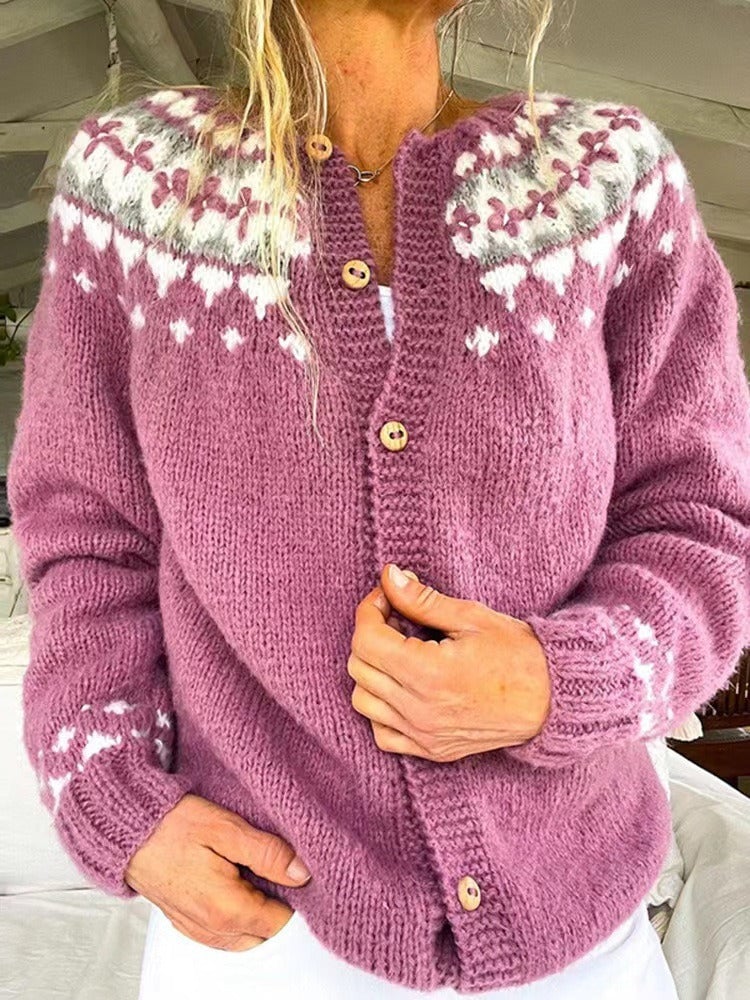 Cardigan BIRGIT™ Danoir Paris en maille douce avec empreinte, porté sur un mannequin.