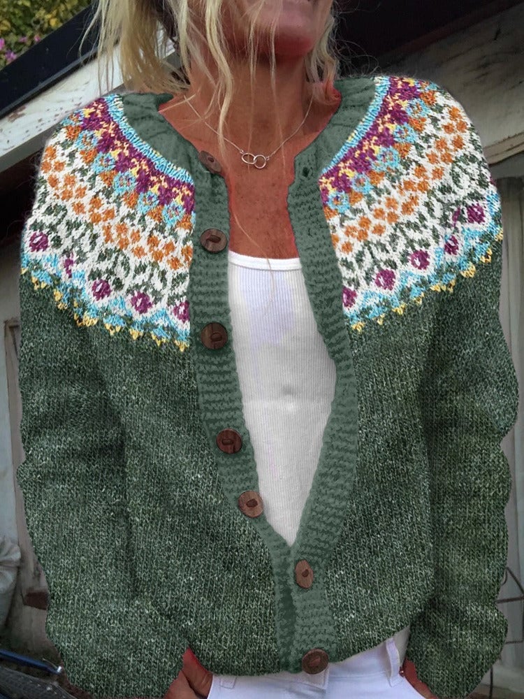 Cardigan à yoke floral Danoir Paris TOVE™ avec motifs floraux, manches longues et finition douce, porté sur un fond neutre.