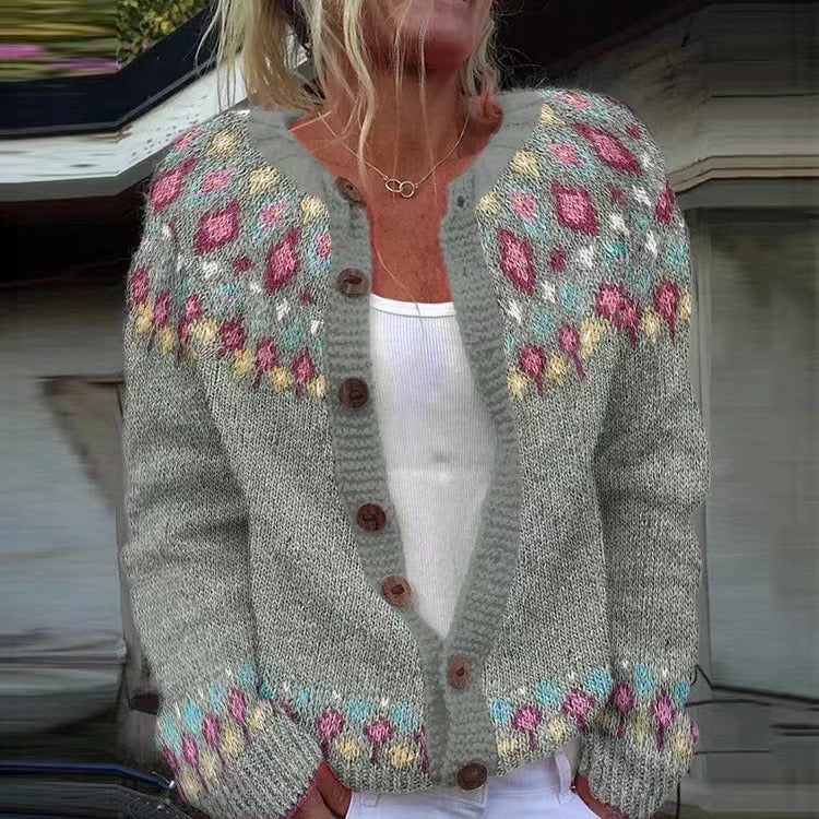 Cardigan SUNNIVA™ à yoke floral de Danoir Paris, en tricot léger avec motifs floraux colorés, porté sur un mannequin.