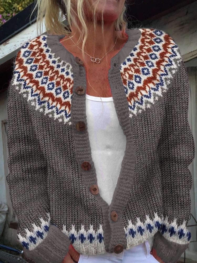 Cardigan femme Danoir Paris KAIA™ à yoke Fair Isle en laine douce, motif coloré et manches longues.