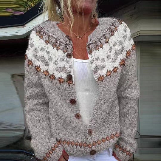 Cardigan Brynja™ à motif yoke, Danoir Paris, en laine douce avec motifs colorés, porté sur un modèle.
